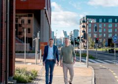 Regionsdirektør René Christensen og afdelingsdirektør Claus Ring Skibsted går langs Stigsborg Bygade i sollys.