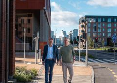 Regionsdirektør René Christensen og afdelingsdirektør Claus Ring Skibsted går langs Stigsborg Bygade i sollys.