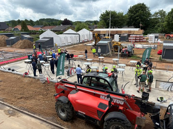 Renoveringen af afdeling 2 omfatter i alt 172 boliger og gennemføres etapevis frem mod 2028. Foto fra rejsegildet 3. juni. Foto: Boligkontoret Danmark