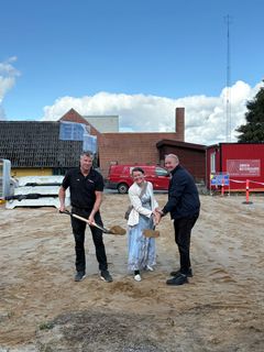 Fra Venstre: Totalentreprenør Søren Østergaard, borgmester i Billund Kommune Stephanie Storbank og Bo Langendorff, formand for Boligkontoret Danmark, tog det første spadestik til 26 nye almene boliger på Hovedgaden i Sønder Omme. Foto: Boligkontoret Danmark.