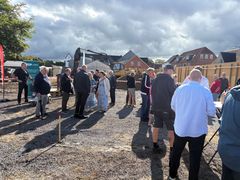 Der var god opbakning til første spadestik, hvor beboere, samarbejdspartnere og andre interesserede var mødt frem for at markere starten på byggeriet. Foto: Boligkontoret Danmark.