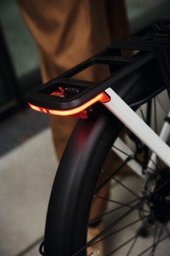 Baglygten på Arroyo har indbygget bremselys, som aktiveres, når cyklisten sænker farten.