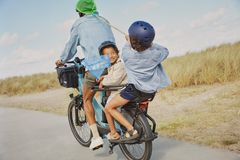 Gazelle Cabby: El-longtail med forlænget bagagebærer, plads til to børn og en bæreevne på op til 80 kg. Med MIK-systemet kan cyklen nemt tilpasses efter familiens behov.
