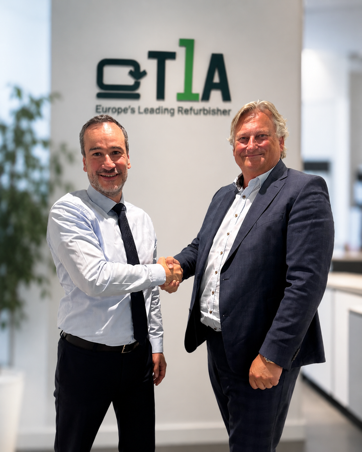 Peter Hemicke, CEO i T1A Group, og Wilfried Piskula, Managing Partner og Co-Head for Eurazeo Planetary Boundaries Fund, markerer Eurazeos investering i T1A Group.