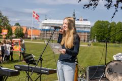 Elev fra Slotsparkens Friskole holder tale til skolens grundlovsfest