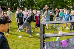 Elever kaster med bolde og leger til grundlovsfest på Slotsparken Friskole