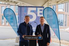 Adm. direktør Per Jørgensen, 5E Byg, og adm. direktør Brian Elsted Hansen, Det Faglige Hus, ved rejsegildet i går på Det Faglige Hus´ kommende hovedkontor