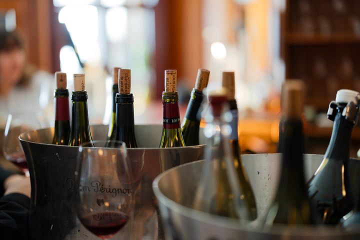 Kjær & Sommerfeldt offentliggør – som en af de første danske vinhandlere – estimerede CO₂e-data på produktniveau for hele sit sortiment af vin, spiritus, øl og vand. Beregningerne dækker værdikæden fra dyrkning og produktion hos leverandørerne over emballage og transport til levering hos kunden.