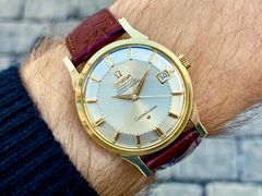Det nok mest populære vintage Omega lige nu er et Constellation med en såkaldt pie pan-urskive. Den hedder sådan, da urskiven med sine facetter ligner et tærtefad, som er vendt på hovedet. Det er meget normalt, at vintage-ure har fået tilnavne af samlere. Uret her er fra 1966.