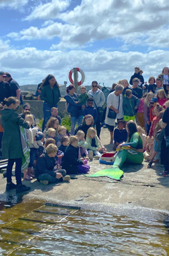 Havfrue Havdis -forestilling både i havet og landet