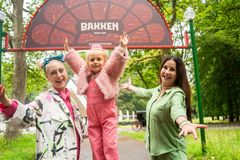 Søs, Gigi og Pixi Fredie Pedersen foran Bakkens skilt
