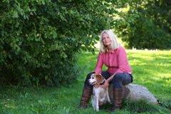 Helle Sydendal og jagthunden Betty.