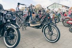 En ældre Long John-knallert er i fokus blandt mange andre veteranknallerter.