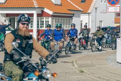 Knallerterne kommer kørende i parade på en lille vej i Skagen.