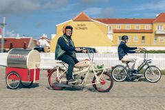 To mænd kører på knallert til Skagen Knallertfest 2026. Den ene kører på en ældre Puch, mens den anden kører på en Hancock med retro fustage bagpå.