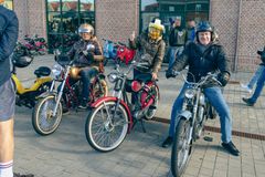 Tre kammerater fra De Vilde Kaniner-veteranklubben på deres veteranknallerter.
