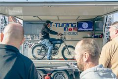 Flere mænd kigger på en enkelt mand, der tester hvor hurtigt hans veteranknallert kan køre på et rullefelt.