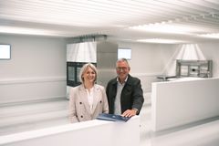Josefine Hjorth, økonomidirektør, og John Veje Olesen, administrerende direktør, KEN Hygiene Systems. PR-foto