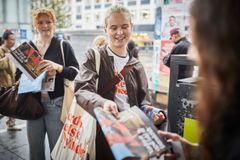 Frivillige deler gode nyheder ud i morgentrafikken