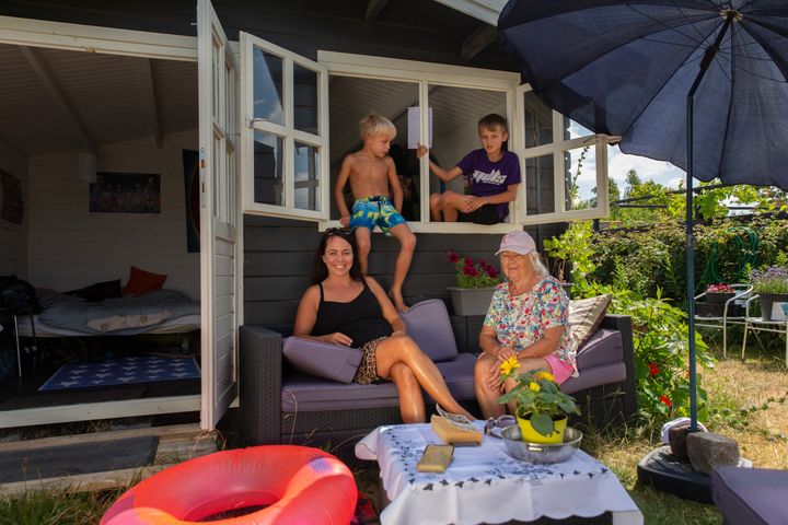 Familie i koloinihavehus