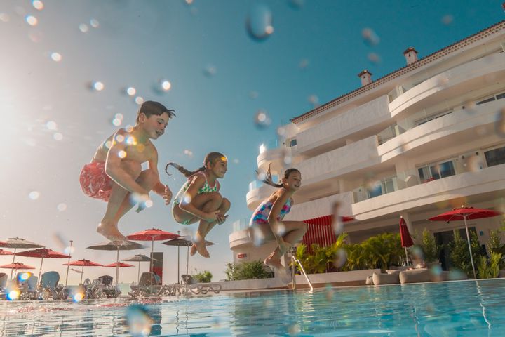 Barnfamiljer är de som fyller poolen mest under vecka 44