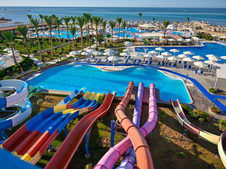Många barnfamiljer väljer Egypten på grund av de enorma vattenparkerna som många hotell erbjuder.