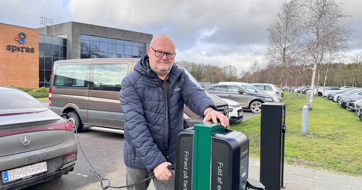 Energirådgiver Kent Bisgaard oplader elbil hos Spiras.