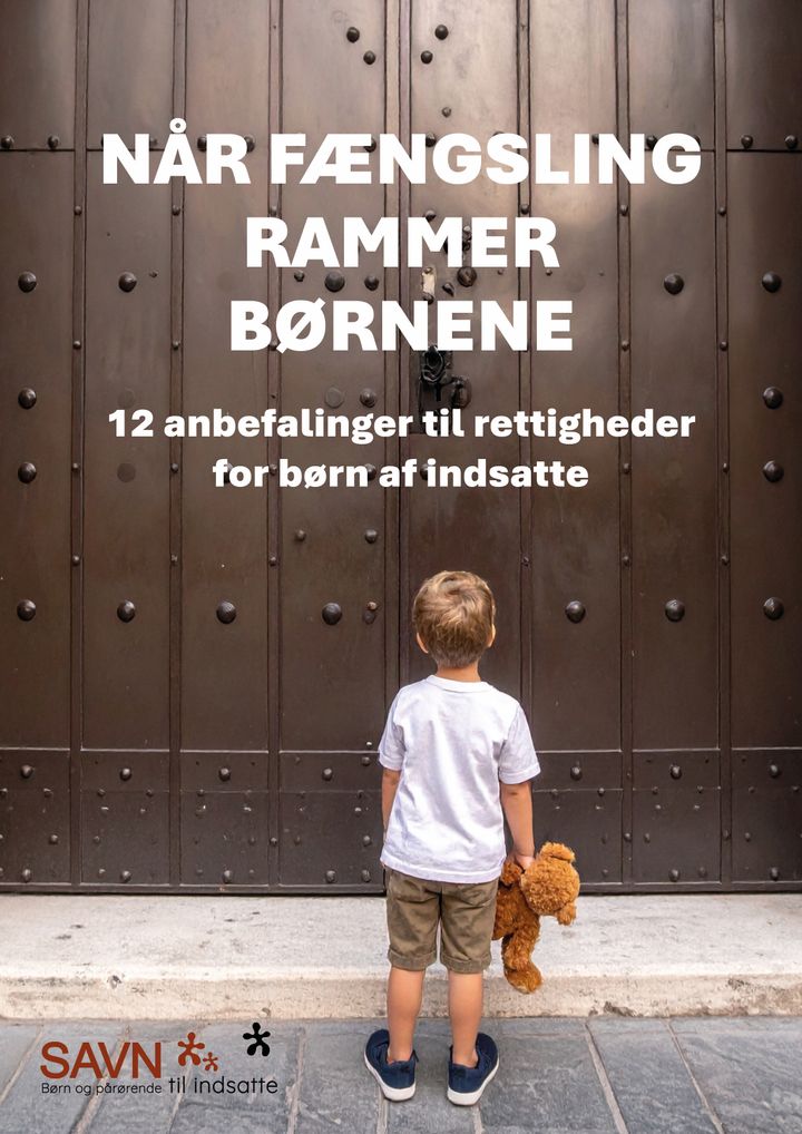 Forside af en rapport, der viser en lille dreng med en bamse i hånden, der står med ryggen til og kigger op på en kæmpe lukket port