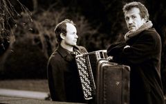 Skuespiller Viktor Melnikov og accordeonist Adam Ørvad i en scenisk fortolkning af Dostojevskijs tidløse novelle "Et latterligt menneskes drøm". Forestillingen havde urpremiere på Teater Kapellet ved den historiske Assistens Kirkegård på Nørrebro i København og er første del af teatertrilogien "Dostojevskij på scenen" — en fortælling om eksistens, skyld og opvågning.