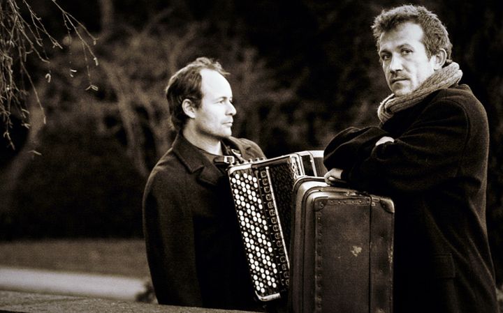Skuespiller Viktor Melnikov og accordeonist Adam Ørvad i en scenisk fortolkning af Dostojevskijs tidløse novelle "Et latterligt menneskes drøm". Forestillingen havde urpremiere på Teater Kapellet ved den historiske Assistens Kirkegård på Nørrebro i København og er første del af teatertrilogien "Dostojevskij på scenen" — en fortælling om eksistens, skyld og opvågning.