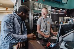 Marie Ingemann Rasmussen har været frivillig på verdens største civile hospitalsskib i Ghana i syv uger. Her har hun arbejdet i skibets café og butik, hvor skibets op mod 600 frivillige kan proviantere og tanke op på frisklavet kaffe.