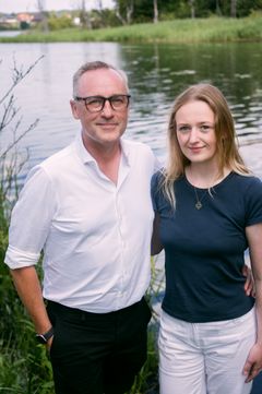Marie Ingemann Rasmussen er netop gået fra borde i Ghana efter syv uger på hospitalsskibet Global Mercy. Her har hun serveret utallige kopper kaffe for kirurger, sygeplejersker og søfolk, mens skibet blev gjort klar til at tage imod patienter, og de allerførste patienter blev behandlet om bord. Og det, hendes far har fortalt om i ti år, har hun nu selv fået lov at mærke: "Alle vi frivillige er som et stort tandhjul, eller et stort økosystem, hvor vi alle er lige vigtige. Og selvom man måske kan tænke, at det da ikke er vigtigt at servere kaffe, så har det også en betydning," siger hun og uddyber: “Der er alle de her patienter, som skal hjælpes. For at det kan ske skal der være nogle dygtige kirurger og andre sundhedsfagligheder om bord. Nogle af dem har også deres familier med. Og de har ikke lyst til at arbejde gratis eller være her, hvis de ikke kan få noget ordentlig – fx en rigtig god kop kaffe serveret med et smil og en small talk”.