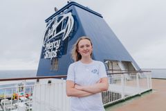 Marie Ingemann Rasmussen, datter af Størst-tv-værten, Peter Ingemann, har netop været frivillig på hospitalsskibet Global Mercy, der frem til sommeren 2027 er på feltmission i Ghana. “Min far rejser mange steder i forbindelse med sit arbejde, så som barn var det ikke altid nemt at holde styr på, hvor han befandt sig. Men lige netop hans oplevelser med Mercy Ships har altid fyldt meget, der er ingen tvivl, om det er noget helt særligt for ham”.