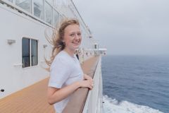 Marie Ingemann Rasmussen sejlede med hospitalsskibet, Global Mercy, fra Gran Canaria til Ghana - skibet er verdens største civile hospitalsskib og 174 meter langt. “Det er virkelig et flot skib og godt indrettet. Min kahyt var rigtig fin med god plads og badeværelse til, som jeg delte med en anden. Til de frivillige er der også sportsbaner, swimmingpool og mulighed for at gå eller løbe turer på det store dæk. Der kan man godt gå en tur på 15-20 minutter. Det siger lidt, om hvor stort skibet er”.