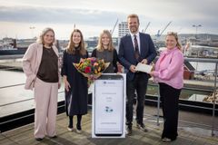 Billedet viser fem personer. Julie Winther Nielsen i midten med blomster og en mobilepay-check på kr. 30.000 som det synlige bevis på at hun har vundet fagprøveprisen fra DI - Dansk Industri og HK Privat. Fra venstre Gitte Geertsen næstformand i HK Privat, Maj svolgaard fagleder i DI - Dansk Industri, Julie Winther Nielsen, vinder af fagprøveprisen, Rasmus Bech, manager Head of Procurement Propeller hos EVERLLENCE og Pernille Hjortkjær Head of Vocational Training & Talent Pipeline EVERLLENCE.