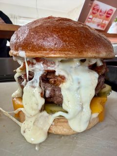 fuldblods burger med camenbert