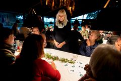 Et nyt grønt nabofællesskab starter tit omkring et bord med mad og nysgerrighed, hvor folk deler deres drømme med andre - og mange drømme bliver derefter til virkelighed.