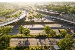 Supercykelstien Ryparken-Valbyruten set fra oven med S-togsstationen og motorvej.