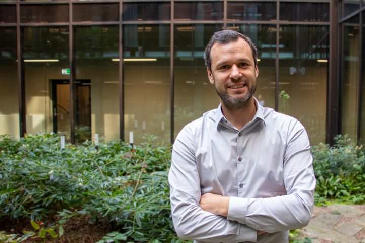 Portræt af Christophe Zafiryadis, administrerende direktør i Intempus, foran en glasbygning.