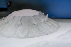 Titaniumspåner - et restprodukt fra metalindustrien - kan nu genanvendes til produktion af titaniumspulver til 3D-print.