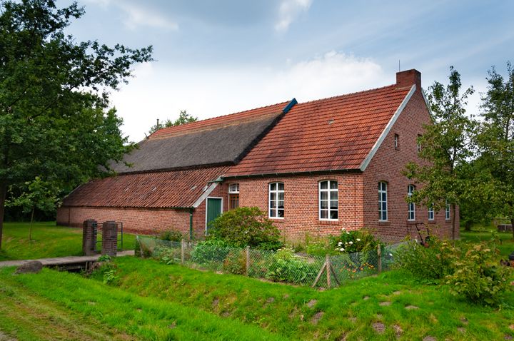 I Danmark river vi i gennemsnit ca. tre enfamiliehuse ned hver dag og erstatter disse med et nybygget hus. Forskere og aktører fra byggebranchen har nu undersøgt årsagerne bag nedrivninger af huse i Danmark og de potentialer, der er for at bevare flere huse.