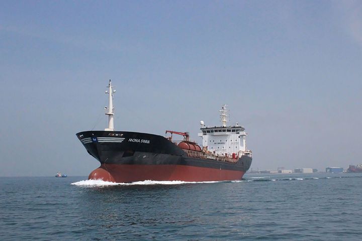 Et Uni-Tankers skib sejler på havet.