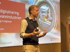 En mand holder en præsentation ved en konference om digitalisering i fødevareindustrien.