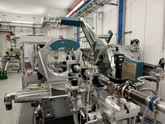 Billedet viser en kompleks opstilling af røntgenudstyr på Deutsches Elektronen-Synchrotron (DESY) i Hamburg, brugt til ikke-destruktiv måling af restspændinger i materialer.