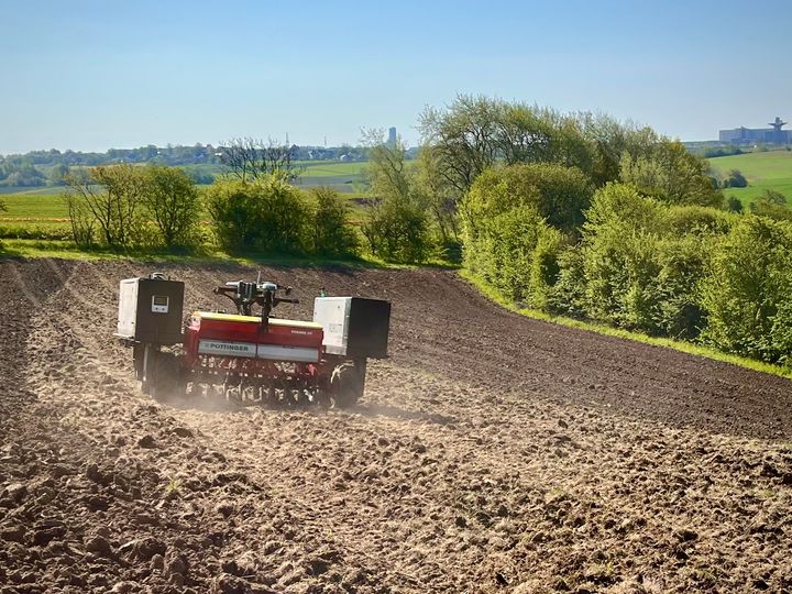 Traktor robot i mark på en solrig dag.