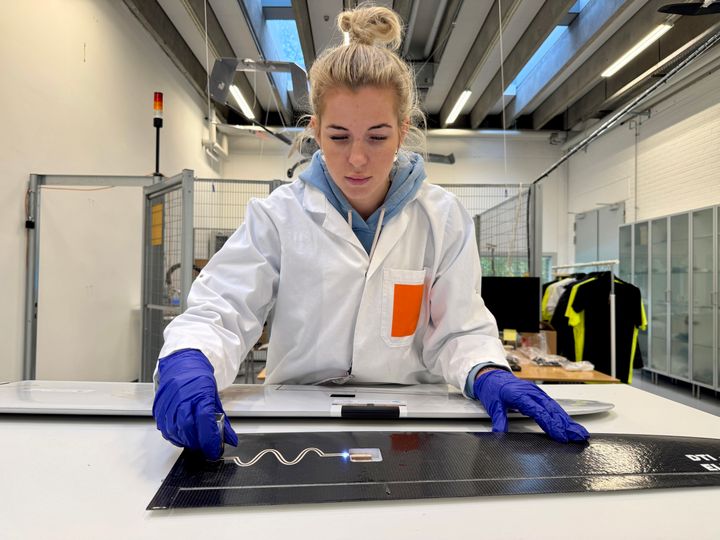 Anna Krzyzanowska, specialist i printet elektronik på Teknologisk Institut, tester teknologien på en dronevinge.