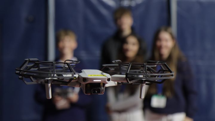 8. klasser fra hele landet deltager i Teknologidagen 2025 i Odense, hvor de sammen med nogle af Danmarks største virksomheder udforsker fremtidens teknologi og løsninger inden for automatisering og robotteknologi.