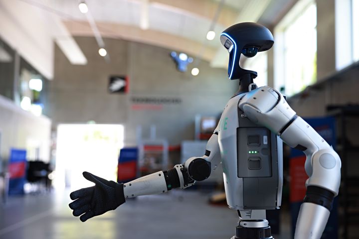 Som en del af ROBOTBRAG 2025 – arrangeret af Teknologisk Institut og Dansk Robot Netværk (DIRA) – har man muligheden for at se en humanoid robot og faktisk også give den hånden. Teknologisk Institut har gennem virksomheden HIVE Robots fået besøg af en Unitree G1 – den første kommercielle humanoide robot af sin slags i Danmark. Robotten, der er udviklet til at demonstrere avanceret bevægelse og menneskelignende interaktion, vil være at se i aktion under arrangementet.