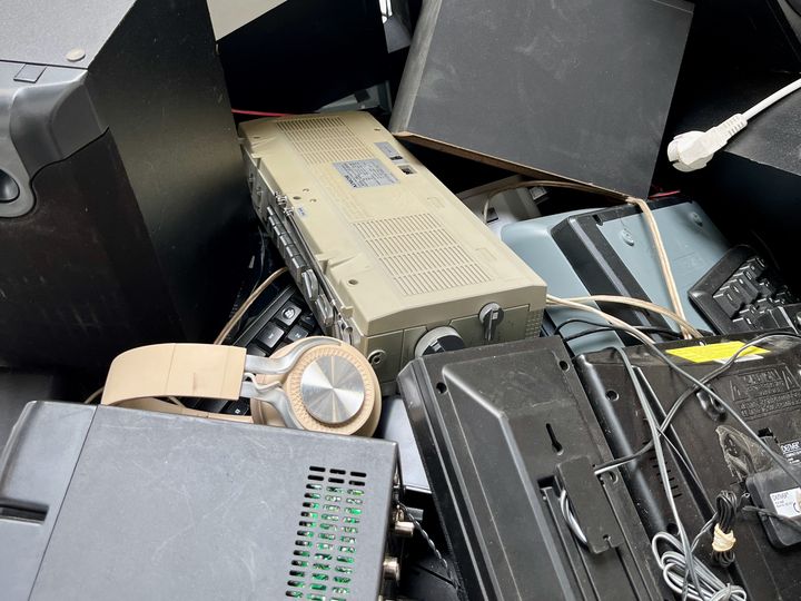 Ifølge FN går ca. 7.200 tons sjældne jordarter tabt hvert år på verdensplan, når elektronik ender som affald. Hidtil har der manglet både teknologi og økonomiske incitamenter til at udvinde de værdifulde materialer.
