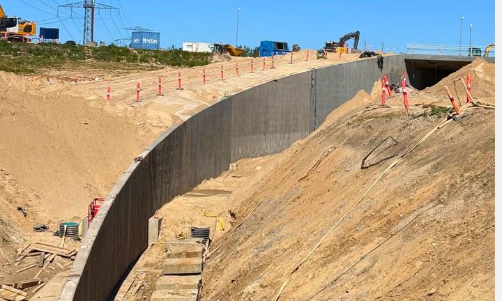 En støttemur af beton under konstruktion ved en motorvejsudvidelse nær Aarhus.